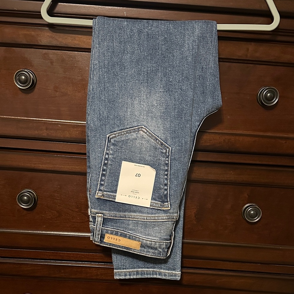 BNWT-Cello Women High Rise Straight Denim Jeans